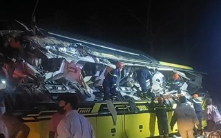 Va chạm giữa xe container và xe khách, ít nhất 5 người tử vong