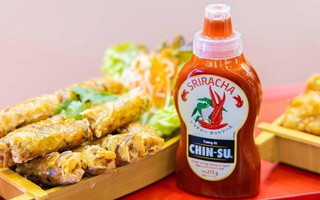 Thực khách xếp hàng đợi thưởng thức đặc sản Việt cùng tương ớt Chin-su Sriracha tại Foodex Nhật Bản 2024