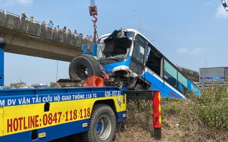 VIDEO: Hiện trường xe khách văng khỏi đường cao tốc TP HCM - Trung Lương