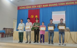 Thưởng “nóng” cho 5 người nhặt nhiều gói hình chữ nhật trên bãi biển ở Tiền Giang