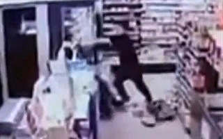 Hàn Quốc: Nữ nhân viên cửa hàng bị đánh dã man chỉ vì... để tóc ngắn