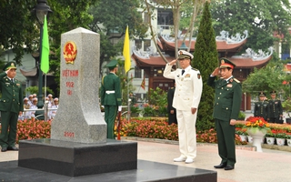 Hai Bộ trưởng Bộ Quốc phòng Việt Nam và Trung Quốc tô son cột mốc biên giới