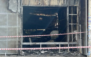 TP Thủ Đức: Bùng lên từ bãi rác, lửa tấn công thêm 2 nhà xưởng