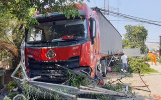 Hú vía với chiếc container bị nổ lốp ở huyện Củ Chi