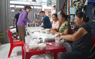 Những người đàn ông đứng bếp nấu cháo