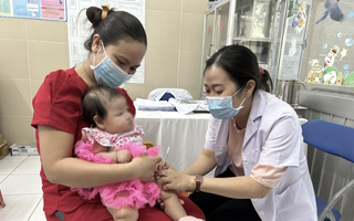 TP HCM tiêm vắc-xin 5 trong 1 cho trẻ tại trạm y tế