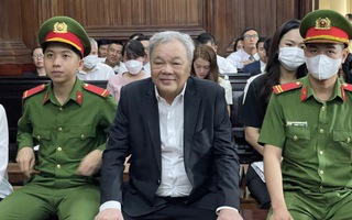 Hình ảnh ông Trần Quí Thanh và hai con gái hầu toà