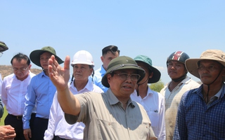 Thủ tướng xuống đồng trò chuyện cùng nông dân vùng hạn