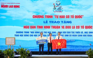 Báo Người Lao Động trao cờ, học bổng tại lễ công bố quy hoạch tỉnh Ninh Thuận