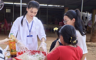 Hoa hậu Bùi Quỳnh Hoa tặng nước cho bà con bị hạn mặn

