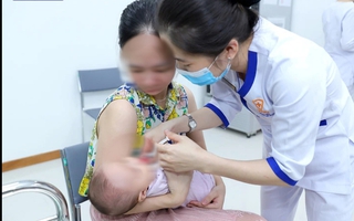 Trẻ được uống vắc-xin ngừa virus Rota miễn phí