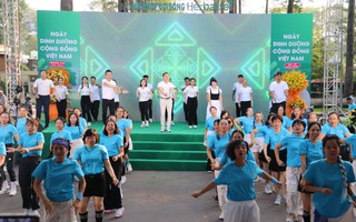 Thứ trưởng Bộ Y tế nhảy flashmob truyền cảm hứng tập luyện cho mọi người