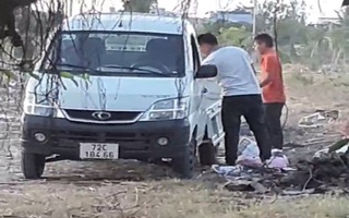 Camera ghi lại hành động "khó đỡ" của 2 người đàn ông đi xe bán tải ở Vũng Tàu