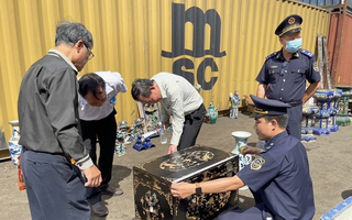 Công an TP HCM điều tra đường dây buôn lậu từ Pháp về Việt Nam
