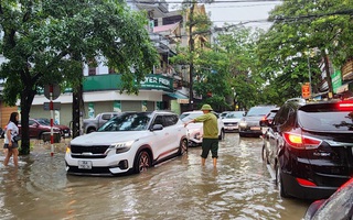 VIDEO: Mưa lớn, đường phố ở TP Thanh Hóa biến thành sông