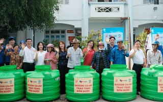 Saigon Co.op trao tặng nước và bồn nước cho bà con vùng hạn mặn
