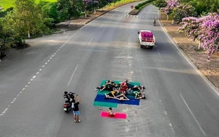 Xử phạt hành chính nhóm người tập Yoga, chụp ảnh trên đường giao thông