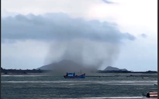 CLIP: Vòi rồng càn quét trên vùng biển Khánh Hòa