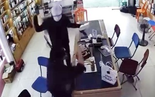 CLIP: Người đàn ông cầm hung khí uy hiếp 2 cô gái, cướp ở cửa hàng điện thoại