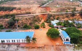 Người dân bị chôn vùi tài sản trong lũ cát tại Mũi Né được đền bù ra sao?