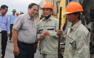 Thủ tướng thăm công nhân làm việc trên cánh đồng dứa