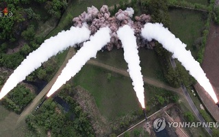 Triều Tiên vừa phóng khoảng 10 tên lửa đạn đạo