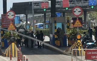 Tai nạn nghiêm trọng ngay trạm thu phí xa lộ Hà Nội