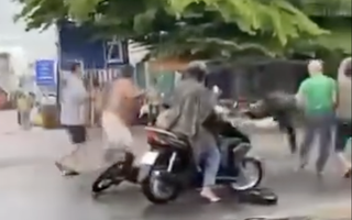 CLIP: Người dân vây bắt tên nghi cướp giật, đâm dao loạn xạ ở Đồng Nai