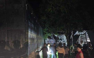 Xe tải lao vào nhà dân, 1 người tử vong, 7 người bị thương