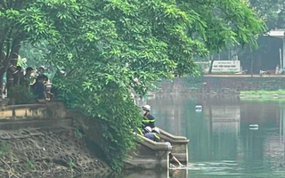 Phát hiện thi thể nữ sinh viên đeo balô có laptop và gạch đá dưới hồ