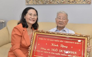 Lãnh đạo TP HCM thăm, tặng quà chiến sĩ Điện Biên Phủ