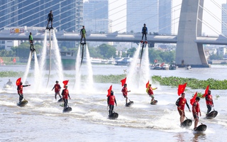 TP HCM: 600 người thi bơi vượt sông và ván chèo trên sông Sài Gòn