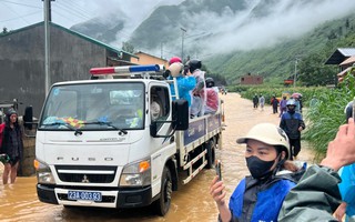 Giải cứu 400 du khách nước ngoài "đi phượt" mắc kẹt ở Đồng Văn do mưa lũ