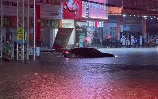 Nhiều tuyến phố ở Thái Nguyên ngập sâu, người dân bì bõm trong biển nước