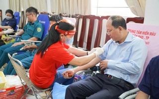 Phó Bí thư Thường trực Thành ủy TP HCM Nguyễn Hồ Hải cùng hàng ngàn người hiến máu