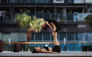 Trà Ngọc Hằng và con gái trổ tài yoga