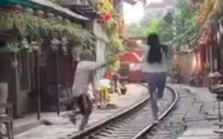 Thót tim nữ du khách lao ra đường ray khi tàu hỏa đến ở phố cà phê đường tàu