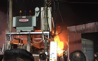 Cháy nhiều xưởng sản xuất giấy làng nghề Phong Khê