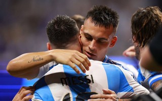 Copa America: Martinez toả sáng, Messi và đồng đội giành vé đầu tiên vào tứ kết