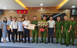 Bộ trưởng Nguyễn Kim Sơn tặng bằng khen cho lực lượng công an Đà Nẵng