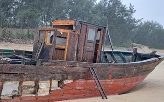 Tiêu hủy chiếc "tàu ma" trôi dạt vào bờ biển Quảng Trị