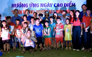 Báo Người Lao Động trao cờ Tổ quốc và suất hỗ trợ kinh phí học tập tại quận Bình Tân