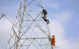 Người lao động đẫm mồ hôi trên công trường đường dây 500 kV