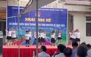 VIDEO: Sập mái hiên nhà văn hoá, 6 học sinh đang biểu diễn bị thương