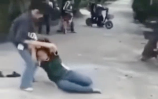 Xôn xao clip 2 nữ sinh đánh nhau do mâu thuẫn cá cược bóng đá