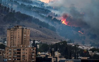 Israel bị cả Hezbollah lẫn Houthi tập kích "chưa từng thấy"