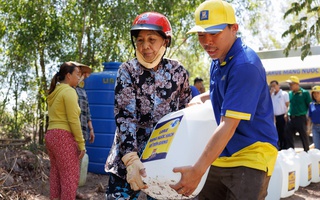 Bia Larue mang 640.000 lít nước sinh hoạt về với người dân Tiền Giang