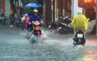 Miền Bắc mưa to trắng trời, Nam Bộ nắng nóng gay gắt