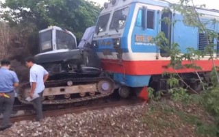 Tàu hỏa SE 10 tông vào máy xúc, đường sắt Bắc - Nam qua Bình Thuận gián đoạn