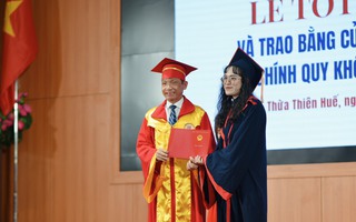 Thêm nhiều sinh viên Trường ĐH Luật Huế được trao bằng tốt nghiệp